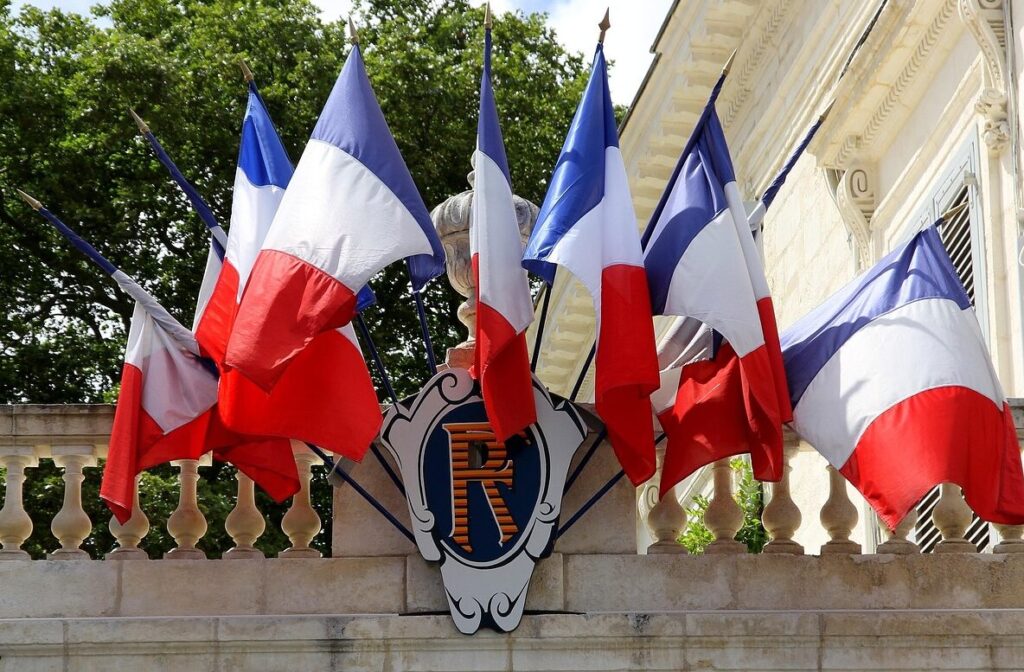 Quand l’exemplarité des fonctionnaires vacille : violences faites aux femmes et culture de l’impunité 2 flag patriotism democracy national 3210468 edited